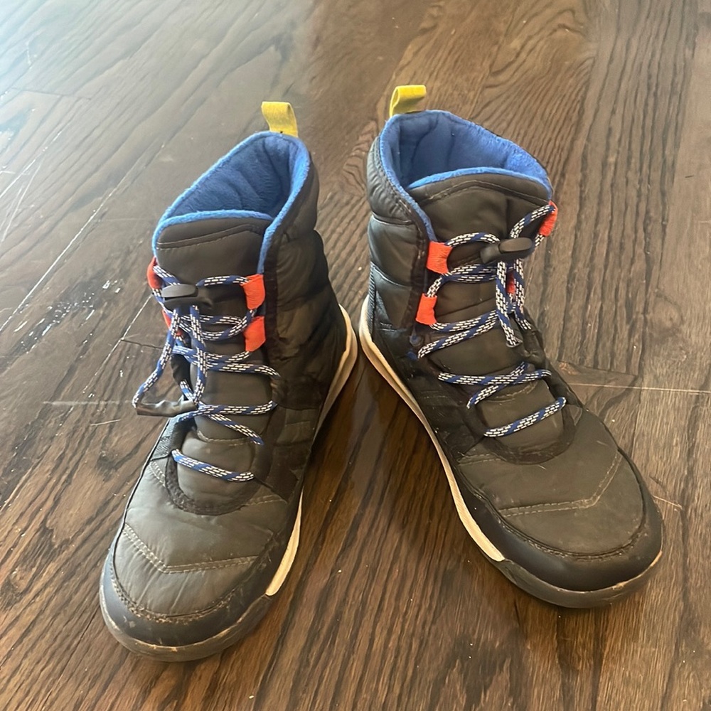Snow boots